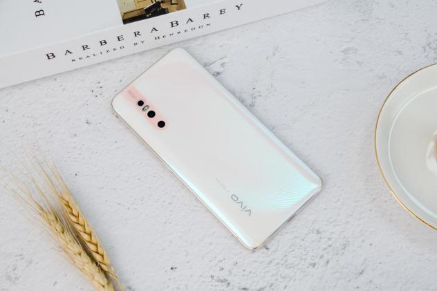 從此和挖孔屏說再見，vivo X27帶你領(lǐng)略真全面屏的魅力！