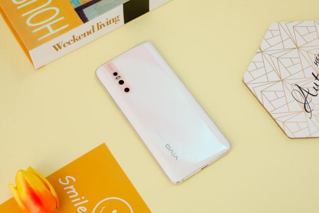 從此和挖孔屏說再見，vivo X27帶你領(lǐng)略真全面屏的魅力！