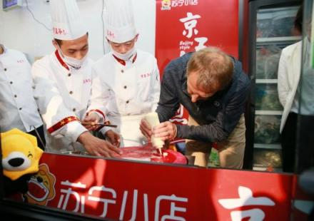 克林斯曼驚現(xiàn)北京朝陽(yáng)區(qū)蘇寧小店，現(xiàn)場(chǎng)攤起了“金色大煎餅”
