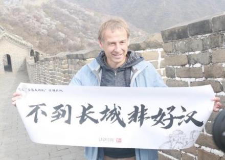 克林斯曼驚現(xiàn)北京朝陽(yáng)區(qū)蘇寧小店，現(xiàn)場(chǎng)攤起了“金色大煎餅”
