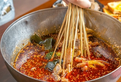 上海串串鼻祖紅料理人氣不斷，宵夜時(shí)間排長(zhǎng)龍