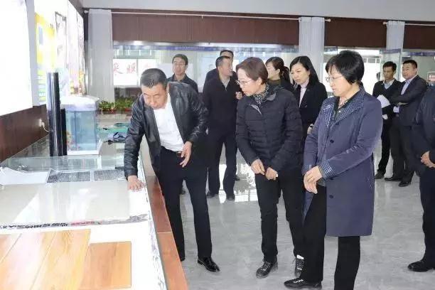 省委統(tǒng)戰(zhàn)部副部長(zhǎng)白慧芳在暖季地暖科技延安基地藍(lán)衛(wèi)調(diào)研指導(dǎo)