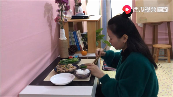 300塊的出租房活出30000塊的生活，打工妹變藝術(shù)家vlog走紅西瓜視頻
