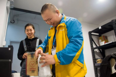 快遞員私拆包裹惹爭議 蘇寧小店服務(wù)專區(qū)示范寄件標(biāo)準(zhǔn)動作