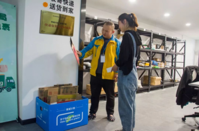 快遞員私拆包裹惹爭議 蘇寧小店服務(wù)專區(qū)示范寄件標(biāo)準(zhǔn)動作