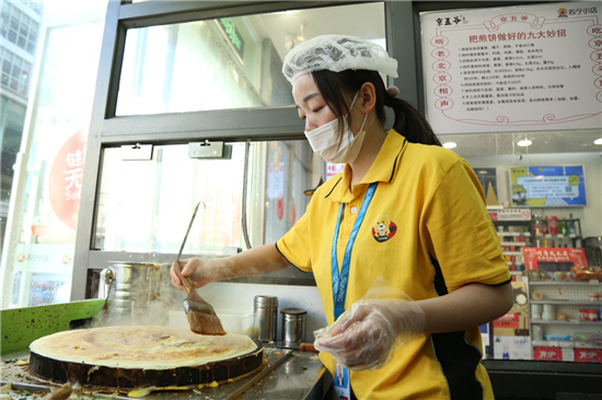 蘇寧小店的“煎餅西施”：一分鐘一張餅，顧客排隊來圍觀