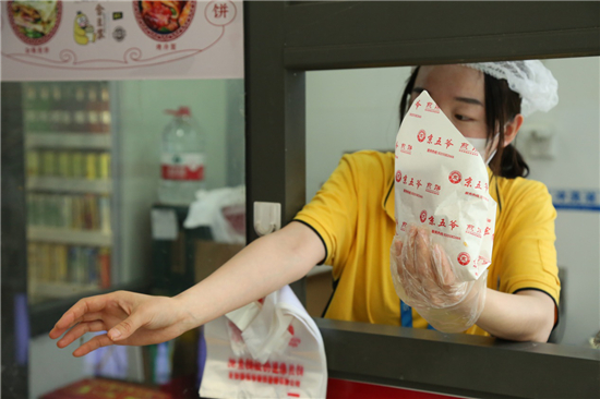 蘇寧小店的“煎餅西施”：一分鐘一張餅，顧客排隊來圍觀