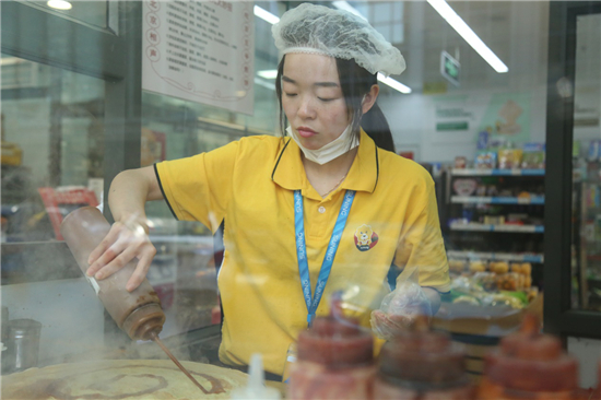 蘇寧小店的“煎餅西施”：一分鐘一張餅，顧客排隊來圍觀