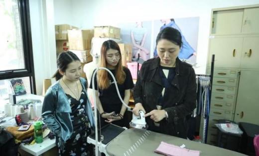 LAURASTAR守護(hù)中國時(shí)尚教育事業(yè)