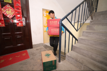 奮戰(zhàn)快遞一線，快遞員的暖心故事
