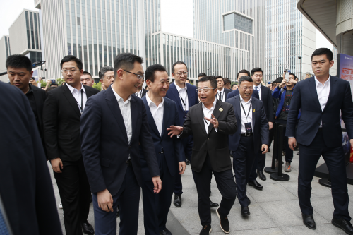 小馬哥和王健林逛街，都路過(guò)了哪些黑科技？
