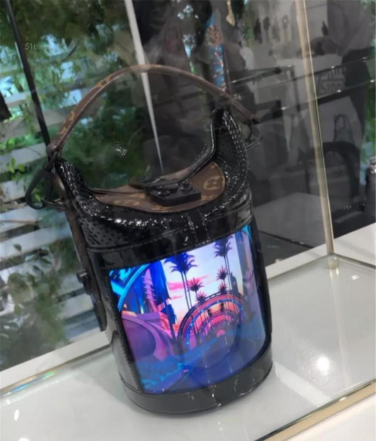 LV早春大秀的新款柔性屏包包，告訴你什么叫氣場開掛！