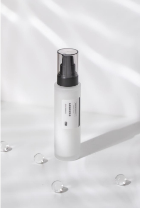 HomeFacialPro「隱形乳液」全新升級(jí) 開(kāi)啟夏日元?dú)饧?/></p><p>為了給消費(fèi)者帶來(lái)更好的夏日護(hù)膚體驗(yàn)，HFP實(shí)驗(yàn)室®在本次乳液配方升級(jí)中進(jìn)行了39次的配方調(diào)制，研發(fā)出首個(gè)專研配比Jenny039™，蘊(yùn)含多種果糖保濕成分，原有的低聚糖濃度從0.1%提升至3.02%，大幅提高了保濕能力。低聚糖中蘊(yùn)含擁有超強(qiáng)保濕能力的糖類(lèi)同分異構(gòu)體，能夠補(bǔ)充天然保濕因子，同時(shí)能夠綁定角質(zhì)細(xì)胞中的氨基酸，讓肌膚能夠獲得長(zhǎng)達(dá)8小時(shí)的保濕能力，除此之外，它還能通過(guò)加強(qiáng)皮膚屏障來(lái)提高皮膚自身保濕鎖水能力，優(yōu)秀的保濕能力深受各大護(hù)膚品牌的青睞。為了將保濕效果做到極致，HFP實(shí)驗(yàn)室®復(fù)配了長(zhǎng)角豆籽提取物，激活肌膚水通道，促進(jìn)肌膚輸水、鎖水和儲(chǔ)水，讓肌膚在炎熱夏季也能處于水嫩狀態(tài)。</p><p>在本次配方升級(jí)中研發(fā)師們創(chuàng)新添加了類(lèi)蜂皇漿提取物這一控油成分，作為護(hù)膚界最優(yōu)先使用的控油成分，類(lèi)蜂膠提取物能夠在短期內(nèi)大幅降低皮脂腺體的數(shù)量，減少皮脂分泌，從而達(dá)到長(zhǎng)達(dá)3小時(shí)的控油效果，告別夏日“油”慮。　　</p><p align=
