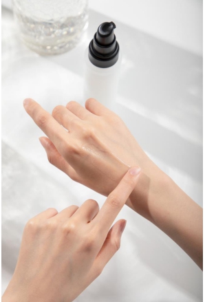 HomeFacialPro「隱形乳液」全新升級(jí) 開(kāi)啟夏日元?dú)饧?/></p><p><strong>精研成分護(hù)膚 傳遞匠心精神</strong></p><p>國(guó)內(nèi)專業(yè)護(hù)膚品牌HomeFacialPro始終秉承著“以成分打動(dòng)肌膚”的品牌理念，為了尋找更優(yōu)的成分及研發(fā)出更合適的成分配比，HFP創(chuàng)建了由一線研發(fā)人員組成的HFP實(shí)驗(yàn)室®，在成分領(lǐng)域不斷鉆研深耕，為消費(fèi)者帶來(lái)更多的誠(chéng)意之作。</p><p>除了聚焦產(chǎn)品本身的功效研發(fā)外，HFP也潛心于成分護(hù)膚理念的傳達(dá)，讓更多人能夠感受成分護(hù)膚之美。在今年春季，HFP攜手原液代言人王一博及新銳攝影師張家誠(chéng)合作拍攝了一組KV大片，以成分對(duì)談為主題，充分演繹每個(gè)HFP成分的不同個(gè)性，在靜態(tài)的畫(huà)面中生動(dòng)傳達(dá)了成分護(hù)膚的理念?！　?/p><p align=