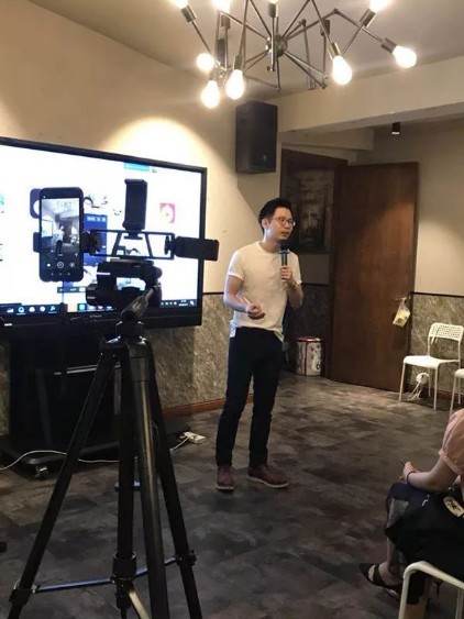 從幾歲孩童到80歲奶奶都跟他學(xué)英語，火山小視頻上的這位陳老師是如何做到的？