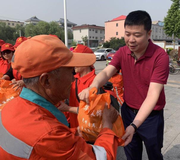 “關(guān)愛環(huán)衛(wèi)工人、做有禮雄安人”愛心公益活動圓滿成功