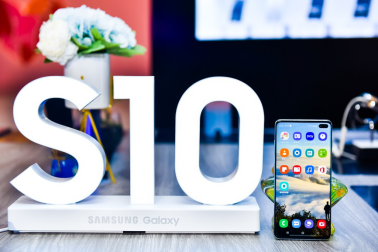 超值！三星Galaxy S10系列1000元換新補(bǔ)貼、24期免息等你來(lái)?yè)?/></p><p><strong>超感官全視屏 極致視覺(jué)體驗(yàn)</strong></p><p>三星的屏幕一直是業(yè)界最強(qiáng)，沒(méi)有之一。此次三星Galaxy S10系列的超感官全視屏采用了屏內(nèi)開(kāi)孔設(shè)計(jì)，將前置攝像頭和傳感器隱藏在屏下開(kāi)孔內(nèi)，使整個(gè)屏幕看起來(lái)更加渾然一體，保證手機(jī)外觀顏值高的同時(shí)，也為用戶在觀看視頻和游戲時(shí)帶來(lái)置身影院般的沉浸式體驗(yàn)。三星Galaxy S10系列的超感官全視屏還擁有真實(shí)生動(dòng)的艷麗畫(huà)面，細(xì)節(jié)更加清晰富有層次感，并且通過(guò)了HDR10+認(rèn)證，可在各種場(chǎng)景中實(shí)現(xiàn)動(dòng)態(tài)色調(diào)映射;暗光環(huán)境下，能提供令人滿意的逼真色彩與對(duì)比度，在明亮的日光下屏幕依然可以清晰的觀看影像細(xì)節(jié)。</p><p align=