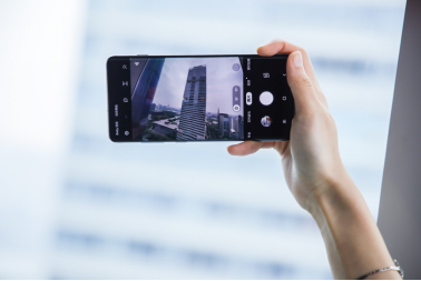 超值！三星Galaxy S10系列1000元換新補(bǔ)貼、24期免息等你來(lái)?yè)?/></p><p><strong>超視覺(jué)拍攝系統(tǒng) 留住精彩瞬間</strong></p><p>拍照作為智能手機(jī)用戶的核心需求,三星同樣非常重視。三星Galaxy S10系列搭載了全新的超視覺(jué)拍攝系統(tǒng)，為用戶輕松記錄每一刻，并帶來(lái)隨手一拍即可呈現(xiàn)大片效果的拍攝體驗(yàn)。其后置攝像頭中的超廣角攝像頭能夠呈現(xiàn)出如同人眼視角般的123度超廣角視野，令鏡頭取景所見(jiàn)即所得;而穩(wěn)定、高質(zhì)量的4K UHD視頻拍攝更能清晰捕捉瞬間的精彩;前置雙攝美拍以及支持多達(dá)30種智能場(chǎng)景優(yōu)化以及凝時(shí)拍攝、動(dòng)態(tài)萌拍等一系列功能，讓用戶輕松記錄精彩的同時(shí)，也可享受專業(yè)級(jí)的拍攝體驗(yàn)。</p><p align=