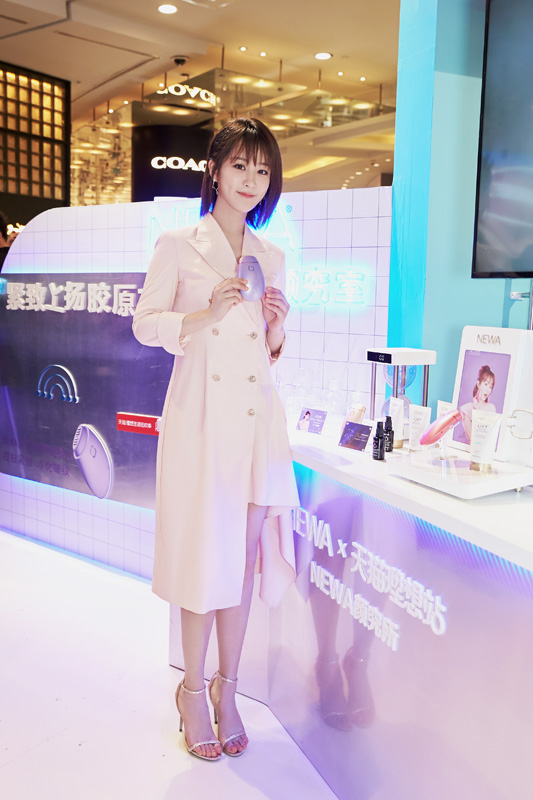 楊紫出席以色列NEWA家用射頻美容儀的活動(dòng)，緊致少女肌令人羨慕