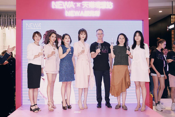 楊紫出席以色列NEWA家用射頻美容儀的活動(dòng)，緊致少女肌令人羨慕