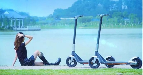 電動(dòng)滑板車熱潮來襲，速來圍觀！——多彩D02電動(dòng)滑板車