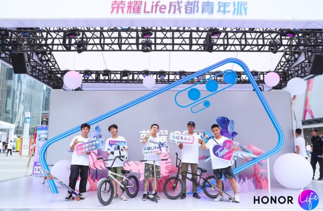 榮耀Life成都店上演科技時(shí)尚盛宴，榮耀20首銷大賣