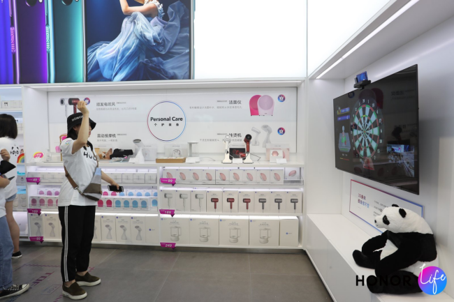 榮耀Life成都店上演科技時(shí)尚盛宴，榮耀20首銷大賣