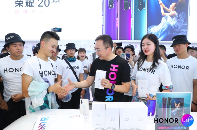 榮耀Life成都店上演科技時(shí)尚盛宴，榮耀20首銷大賣