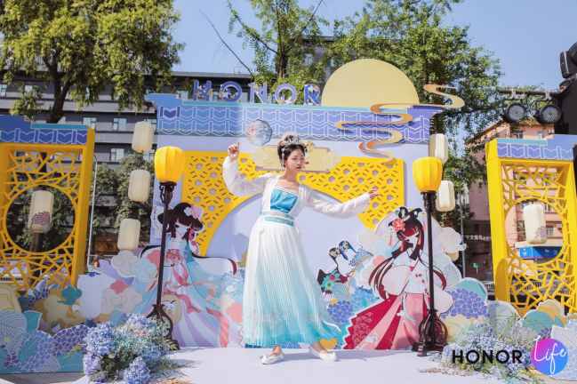 榮耀Life成都店上演科技時(shí)尚盛宴，榮耀20首銷大賣