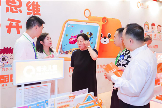 奇米兒童至尊新品M5隆重發(fā)布，獨(dú)家內(nèi)置“何秋光思維訓(xùn)練課程”！