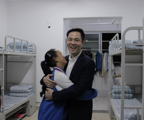 林春光涼山公益行獲央視專題報(bào)道 公益恒心受肯定