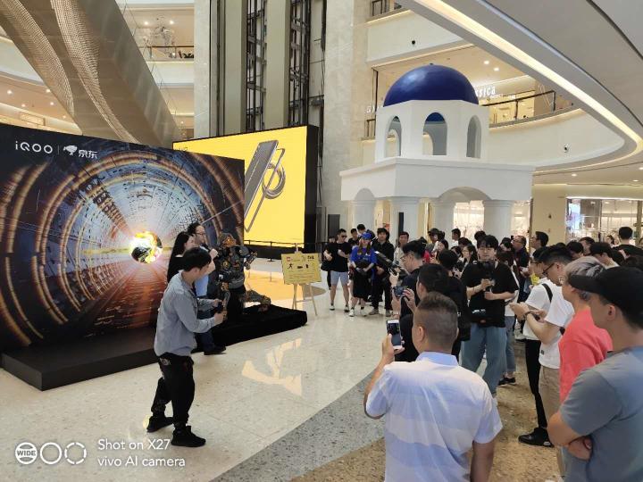 突發(fā)事件！上海愛琴海廣場(chǎng)驚現(xiàn)一機(jī)甲英雄？網(wǎng)友直呼：太硬核！