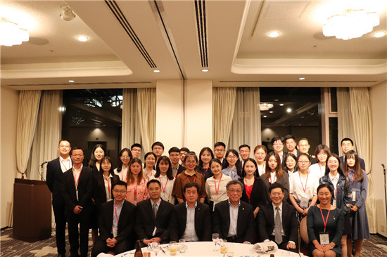 “第九屆東芝杯中國(guó)師范大學(xué)理科師范生教學(xué)技能創(chuàng)新大賽”獲獎(jiǎng)?wù)吒叭战涣?/></p><p>中國(guó)駐日本大使館教育處胡志平公使銜參贊、教育部教師工作司趙建軍巡視員、株式會(huì)社東芝執(zhí)行董事專務(wù)豐原正恭、東芝中國(guó)總代表宮崎洋一以及獲獎(jiǎng)師生共同出席了歡迎會(huì)。在會(huì)上，教育部帶隊(duì)領(lǐng)導(dǎo)趙建軍巡視員感謝東芝的熱情招待，并高度評(píng)價(jià)了東芝杯系列活動(dòng)對(duì)于中日民間交流，尤其是對(duì)中國(guó)教育事業(yè)做出的巨大貢獻(xiàn)。</p><p>在隨后幾日的研修活動(dòng)中，在東芝未來(lái)科學(xué)館，師生們了解到了東芝自創(chuàng)立以來(lái)所取得的一系列科技成就：從上世紀(jì)日本經(jīng)濟(jì)騰飛開(kāi)啟制霸時(shí)代的電冰箱、電視機(jī)等白色家電產(chǎn)品，到新時(shí)代掀起高科技狂潮的清潔能源發(fā)電、量子加密通信等前沿技術(shù)。此外，師生們還對(duì)東芝未來(lái)展區(qū)表現(xiàn)出了強(qiáng)烈的興趣。其寓教于樂(lè)的形式，游戲性與互動(dòng)性兼具的設(shè)定，對(duì)于中國(guó)的科學(xué)普及教育有著極大的借鑒意義。</p><p align=