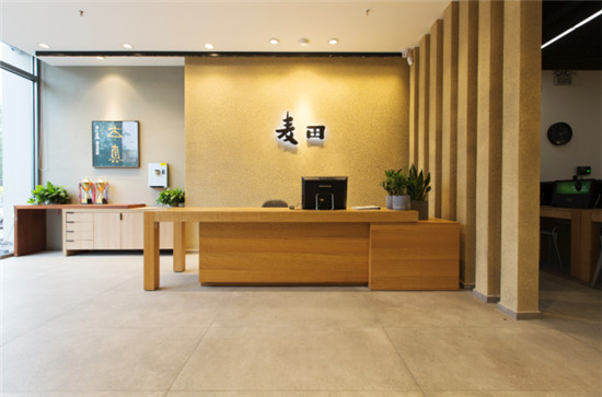 服務(wù)升級引領(lǐng)行業(yè)新探索 麥田房產(chǎn)蛻變?yōu)椤胞溙铩?/></p><p><strong>新經(jīng)紀(jì)人：消除距離，走到</strong><strong>顧客</strong><strong>身邊</strong></p><p>在印象中，經(jīng)紀(jì)人的形象，總是穿著黑西裝打著領(lǐng)帶。2005年，麥田房產(chǎn)從福建初入北京時(shí)，是首家經(jīng)紀(jì)人穿工裝、打領(lǐng)帶的中介，當(dāng)時(shí)給行業(yè)帶來了新的氣息。</p><p>十四年后，麥田又再次引領(lǐng)行業(yè)形象先河，一改經(jīng)紀(jì)人西裝革履的嚴(yán)肅形象，為每一位經(jīng)紀(jì)人量體裁衣，采用休閑西裝、牛仔褲、POLO衫、運(yùn)動板鞋等時(shí)尚單品，打造十足的潮范兒。更“驚世駭俗”的是，在顧客以領(lǐng)帶顏色區(qū)分房產(chǎn)中介品牌的今天，麥田讓經(jīng)紀(jì)人摘下了標(biāo)志性的金色領(lǐng)帶!</p><p align=
