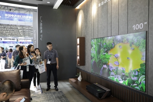 擔(dān)心孩子假期看電視傷害視力？海信護(hù)眼電視來幫你！