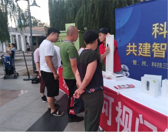 北京亮馬嘉園成為“最安全小區(qū)”？都是因?yàn)樗?/></p><p>大數(shù)據(jù)顯示，眾多入室盜竊案，幾乎都是因?yàn)槭Ц`住戶未能在第一時(shí)間發(fā)現(xiàn)門前異動，讓盜賊趁虛進(jìn)入而造成了不小的經(jīng)濟(jì)損失。據(jù)專家介紹，此次為居民免費(fèi)提供15天試用的“360可視門鈴”可隨時(shí)監(jiān)測門外情況，自動監(jiān)控記錄家門前徘徊、異常逗留的陌生人，并第一時(shí)間將消息推送到主人手機(jī)APP上，識別距離可達(dá)3m以上。同時(shí)，還可制造“有人在家”假象，在家以及在外都能時(shí)刻監(jiān)測門外情況。此外，該款門鈴還具備夜視、<a href=