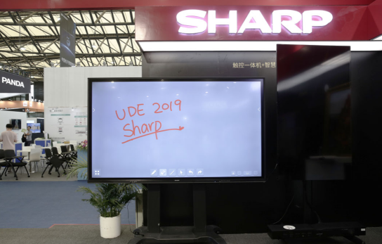 全球首臺(tái)120英寸8K電視驚艷亮相夏普UDE2019展臺(tái)