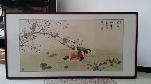 客廳背景墻上的掛畫(huà)，名家手繪花鳥(niǎo)國(guó)畫(huà)更受歡迎