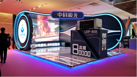 8萬(wàn)流明激光投影“亮劍”市場(chǎng)，我國(guó)顯示產(chǎn)業(yè)或?qū)⒂纱笞儚?qiáng)