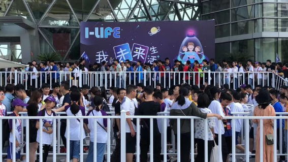 觸摸我的未來生活 puppy cube光影魔屏參展上?？破罩?/></p><p>“科普周”是上海一年一度的暑期科技教育項目，不僅吸引了來自全國各地的大批學生和家長，還得到了各界各行業(yè)的支持。改革開放40 周年之際，中國電子視像行業(yè)協會聯合上?？萍拣^、上?？破战逃l(fā)展基金會主辦此次科普周，精選了三星、LG、TCL、海信、小米、華為、柔宇、科大訊飛、哈奇智能等20多家企業(yè)的最新產品，全方位展現未來家庭、教育、出行、購物、餐廳場景和生活體驗，打造了暑期的滬上“科技樂園”。</p><p><strong>puppy cube光影魔屏頻頻搶戲</strong></p><p>相比“無限∞”的概念車、柔性電子書、柔性顯示水杯等概念超前的產品，哈奇智能參展的<a href=