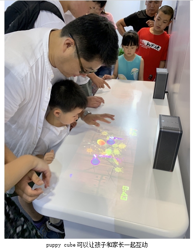 觸摸我的未來生活 puppy cube光影魔屏參展上?？破罩?/></p><p>除了能減輕用眼疲勞，puppy cube還內置了海量應用，內置超過5萬種兒童教育資源、1200萬小時的有聲內容，為家長和孩子相處提供了更多的場景應用選擇，在兒童互動、啟蒙教育、在線學習等方面提供了更新的思路，這也符合科普周向學生普及科技教育的主旨。</p><p><strong>和科技同行</strong></p><p>科技以人為本，大批來自中科院等國家科研機構的院士和專家，親自為科普周站臺講解，培養(yǎng)青少年對科技的興趣，以及對未來的思考，成為“含金量最高”的固定活動。中科院院士歐陽鐘燦帶來了深入淺出的演講，還向學生和家長們介紹了科技發(fā)展的新趨勢，普及了豐富的知識。</p><p align=