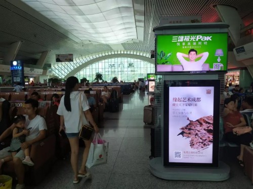 全速前進(jìn)！三雄極光高鐵廣告霸屏千里