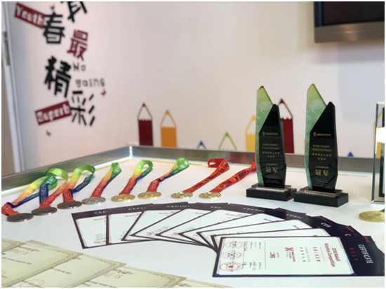 廈門(mén)檳榔小學(xué)在“世界機(jī)器人大賽”奪冠，點(diǎn)燃青少年科技?jí)粝?/></p><p>記者了解到，社團(tuán)成員都要經(jīng)過(guò)層層選拔。“每個(gè)隊(duì)員都是經(jīng)過(guò)層層選拔加入到社團(tuán)中來(lái)的，基礎(chǔ)課程要很優(yōu)秀，孩子們有興趣，肯努力，這樣他們才會(huì)有更多的能力去學(xué)習(xí)更多的知識(shí)。”陳麟告訴記者，進(jìn)入龍貓社團(tuán)必須要考核，考核內(nèi)容包括邏輯思維分析、寫(xiě)作、奧數(shù)、觀察等，是一份綜合性較強(qiáng)的試題，而后進(jìn)行動(dòng)手實(shí)際搭建操作測(cè)試。</p><p>優(yōu)秀的成績(jī)除了基礎(chǔ)好，背后還凝聚了勤奮和汗水。社團(tuán)周一、周二、周三每天都要訓(xùn)練兩個(gè)小時(shí)，節(jié)假日也不放松。“學(xué)校很重視我們，給我們提供很好的硬件，我們平時(shí)都會(huì)在學(xué)校練很久，爸爸媽媽很支持我們，老師也會(huì)給我們很多幫助。”龍貓第三十四戰(zhàn)隊(duì)駱宥彭說(shuō)。像這次為了參加“世界機(jī)器人大賽”，參賽的所有隊(duì)員要集中訓(xùn)練，從6月16日到7月29日期間，隊(duì)員們除了比賽都在學(xué)習(xí)和訓(xùn)練，幾乎每天從早上8點(diǎn)半練到下午5點(diǎn)半，有時(shí)候大家中午都留在學(xué)校吃，家長(zhǎng)們給予了后勤保障工作，時(shí)常還送來(lái)水果、檸檬水等。</p><p><strong>邊比賽邊總結(jié)迅速提升整個(gè)團(tuán)隊(duì)實(shí)力</strong></p><p>為了建立這個(gè)項(xiàng)目，檳榔小學(xué)做了很多努力。學(xué)校立項(xiàng)后投入了不少資金支持這個(gè)項(xiàng)目，校領(lǐng)導(dǎo)說(shuō)：“引進(jìn)機(jī)器人項(xiàng)目，就是要給孩子們的學(xué)習(xí)提供更多的發(fā)展的空間;學(xué)校送老師外出學(xué)習(xí)，到北京、廣東等地考察國(guó)內(nèi)一線學(xué)校的課程設(shè)置，也是為了讓我們能更快的接觸最前沿的資訊?！庇浾吡私獾?，在機(jī)器人編程學(xué)習(xí)中，比賽是一個(gè)非常重要途徑?！拔覀兒芨屑?duì)手，因?yàn)楹芏嗉记珊蛣?chuàng)意是從比賽中學(xué)習(xí)來(lái)的?！饼堌埖谑艖?zhàn)隊(duì)邱凌楓同學(xué)在去年的比賽中拿了二等獎(jiǎng)，在比賽中學(xué)習(xí)到不少知識(shí)。經(jīng)過(guò)一整年的刻苦的學(xué)習(xí)和訓(xùn)練，他與隊(duì)友范悠涵搭檔取得了MakeX 守護(hù)家園項(xiàng)目冠軍的好成績(jī)。</p><p style=