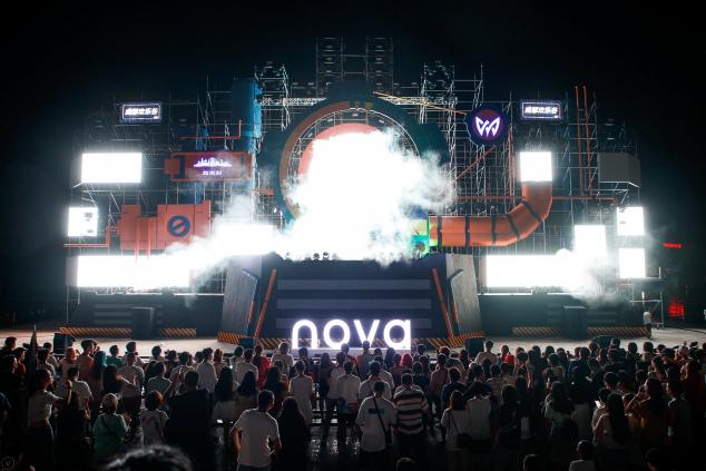 關(guān)曉彤打卡“nova 游樂園”，nova 5i Pro成女神游園標(biāo)配