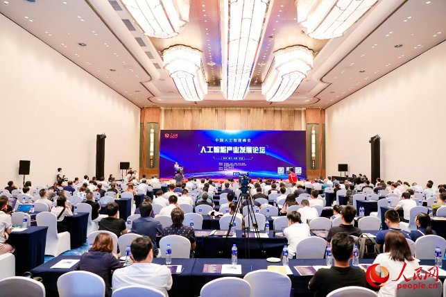 人民網(wǎng)人工智能產(chǎn)業(yè)發(fā)展高峰論壇廈門落幕 乂學(xué)教育- 松鼠AI合伙人梁靜談AI賦能產(chǎn)業(yè)升級(jí)