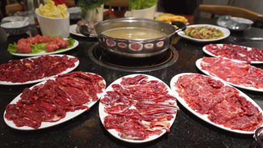 “潮?！被疱佊筒蜋C(jī)器人新店員，降本增效助力智慧經(jīng)營(yíng)