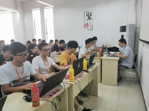 致敬教師節(jié) 千鋒教育教師為迷茫學子照亮前程