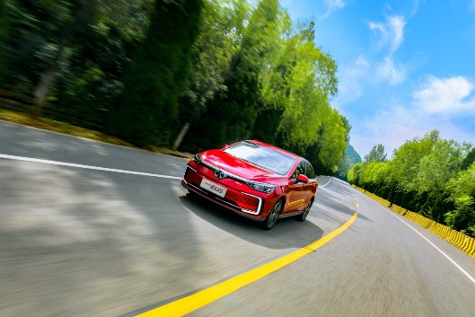電動(dòng)汽車是否安全？全球首次三車雙重碰撞測試將給出答案