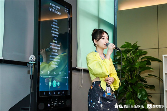 馮提莫發(fā)現(xiàn)某K歌神器，賴著酷狗總部不走了