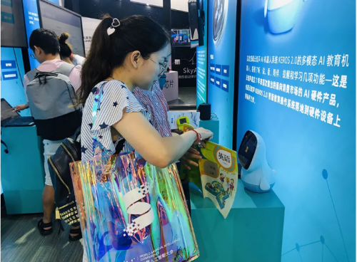 能看會說，云知聲聰聰兒童機器人推出繪本點讀功能